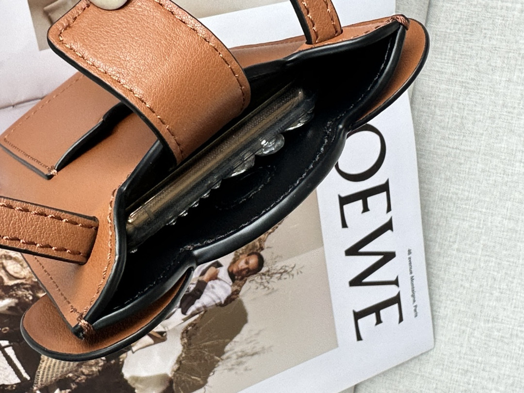 L0ew* Elephant Pocket in classic calfskin 18x8x4cm