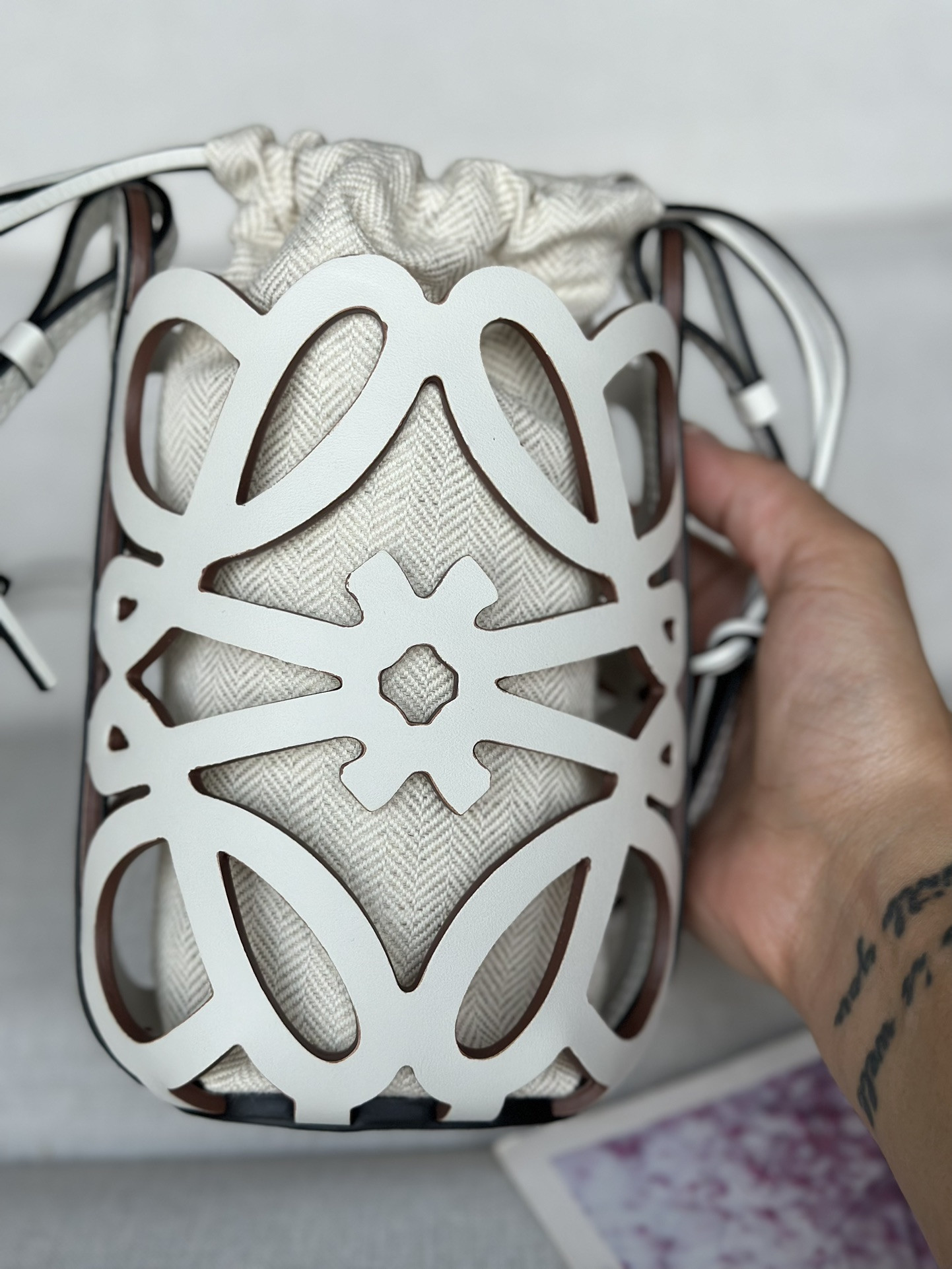 L0ew* Anagram cut-out pocket in classic calfskin and canvas 20x11x8cm