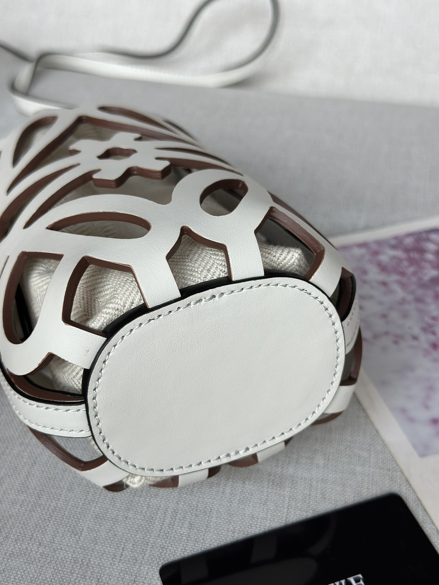 L0ew* Anagram cut-out pocket in classic calfskin and canvas 20x11x8cm