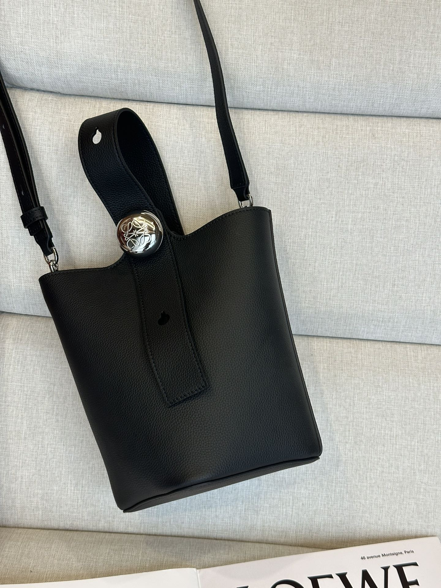 L0ew* Mini Pebble bucket in mellow calfskin 19.5x16x16cm