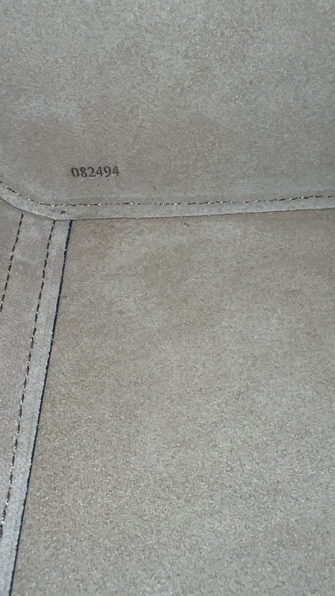 L0ew* Mini Pebble bucket in mellow calfskin 19.5x16x16cm