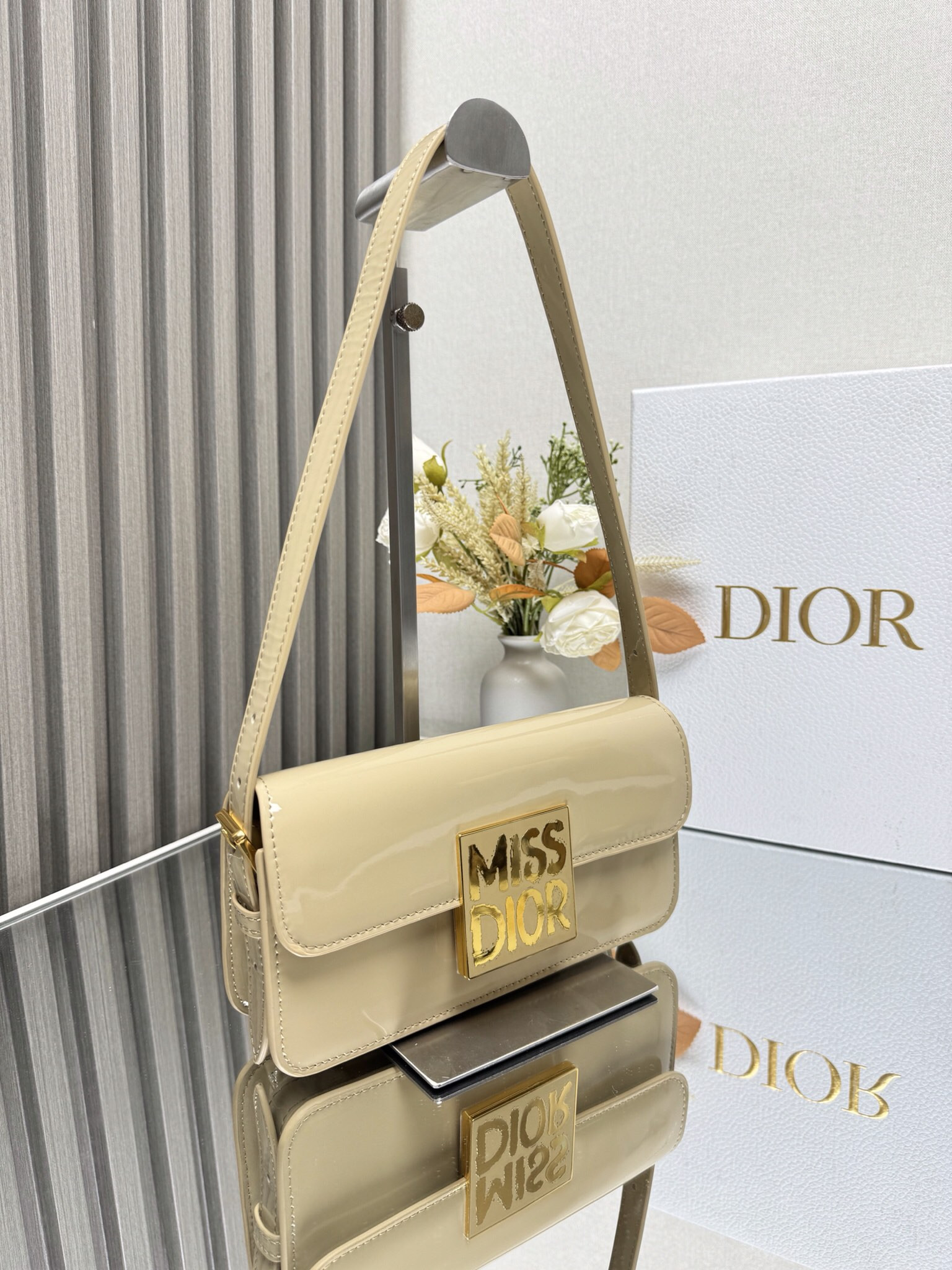 D*0r Miss D*0r flap bag 22 x 11 x 6 cm(Patent Calfskin)