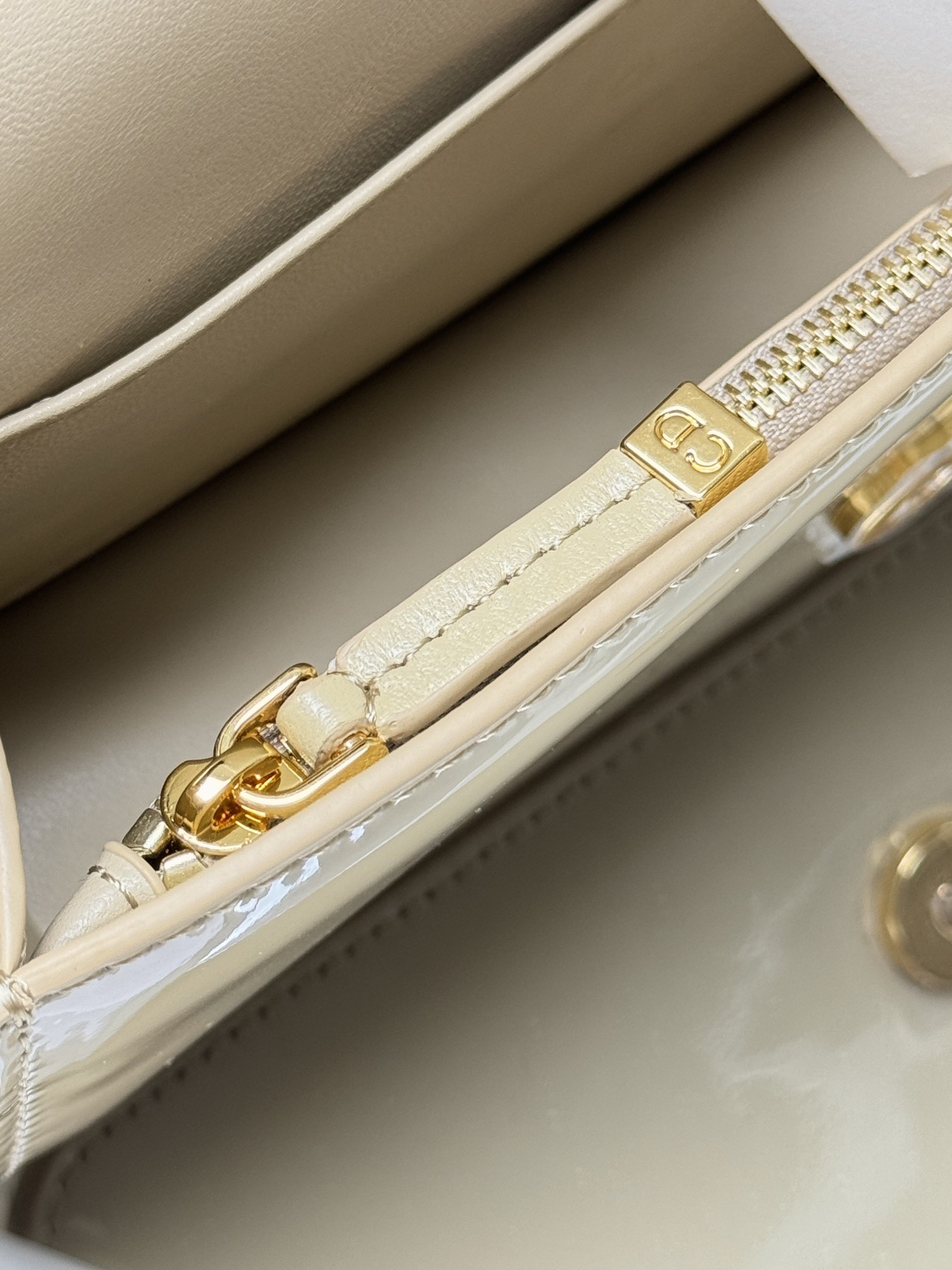 D*0r Miss D*0r flap bag 22 x 11 x 6 cm(Patent Calfskin)