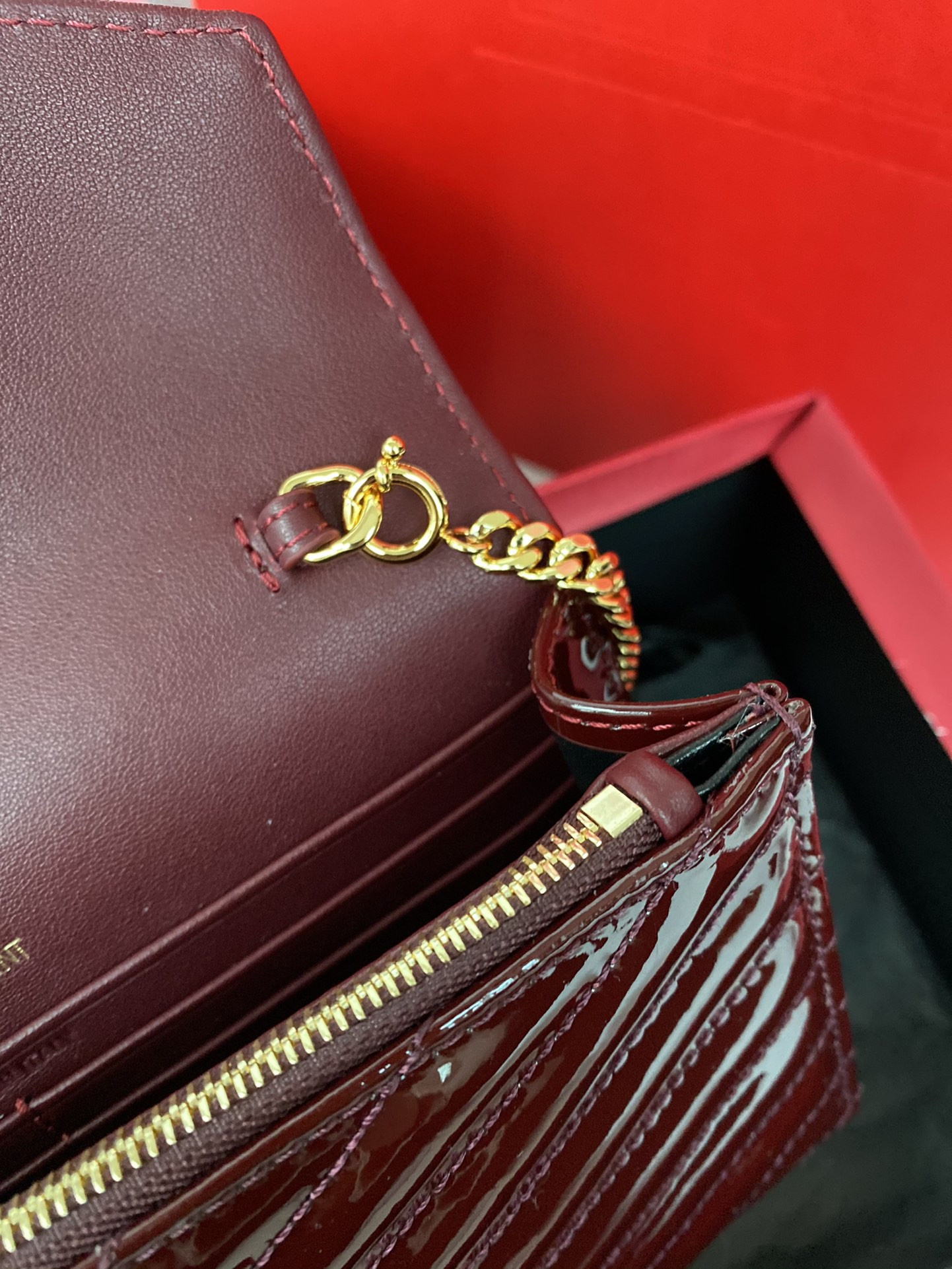 Y*L WOC CASSANDRE envelope chain wallet in patent leather 19x12.5x3.5cm