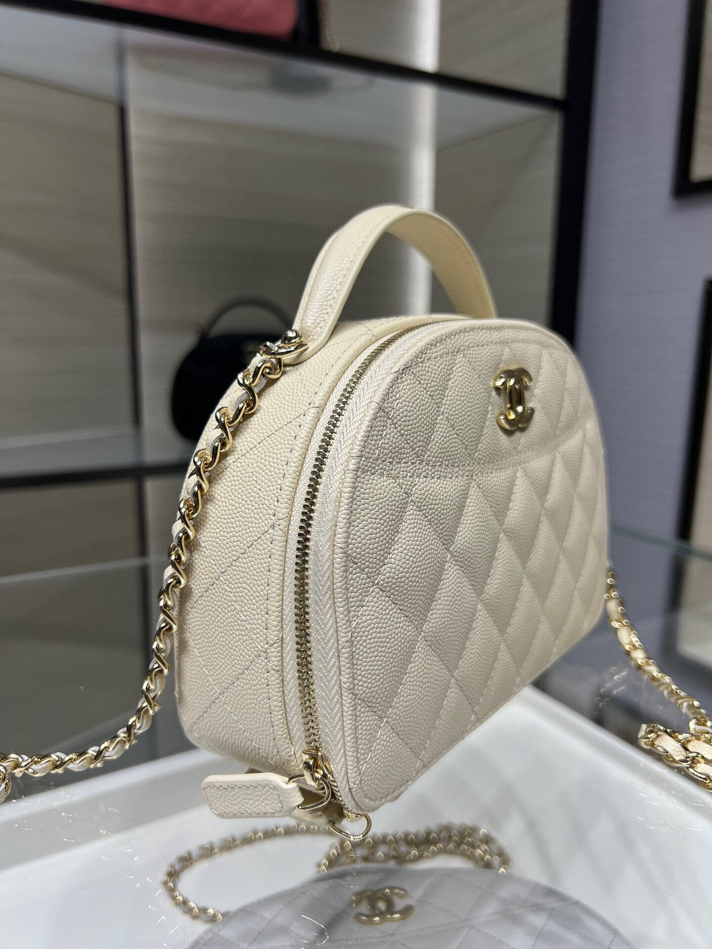 Ch*el 25C Chain shell bag 18X16X6cm