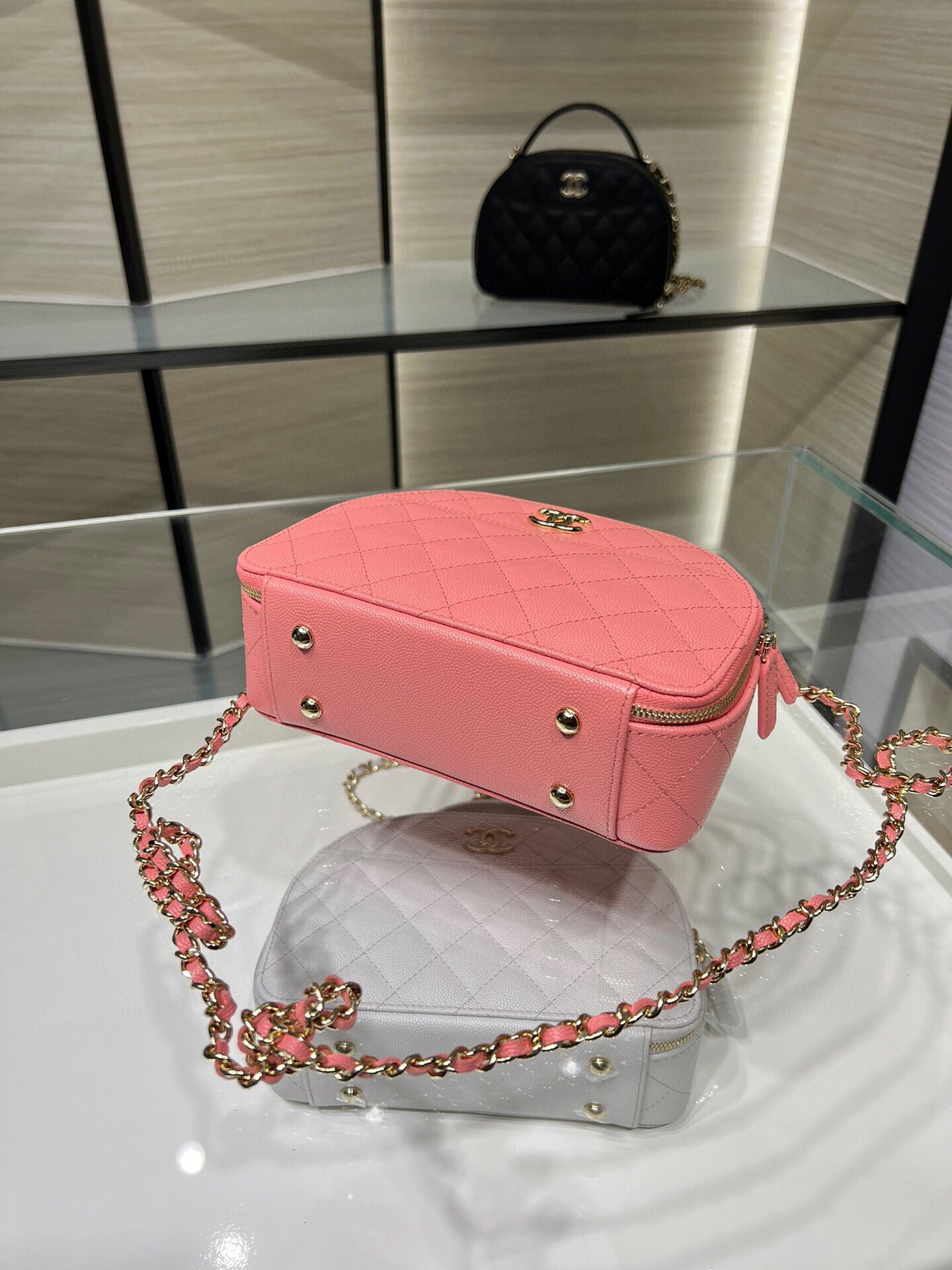 Ch*el 25C Chain shell bag 18X16X6cm