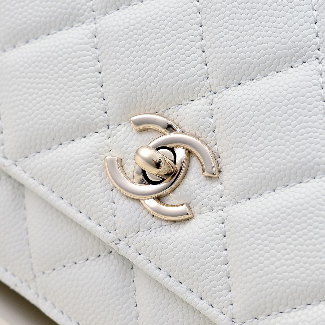 Ch*el WOC CLASSIC WALLET ON CHAIN 12.3x19.2x3.5cm