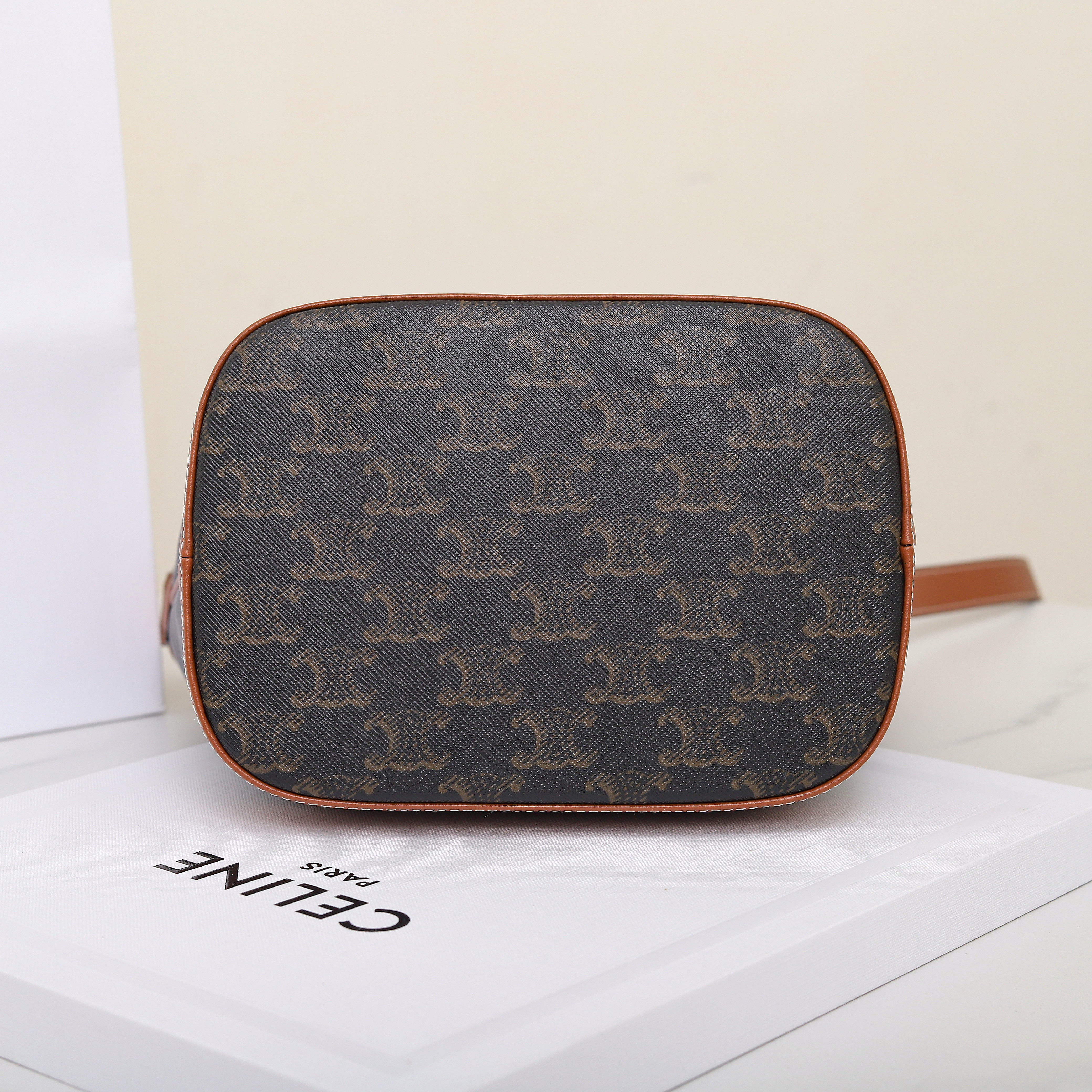 Ce**e SMALL BUCKET IN TRIOMPHE CANVAS AND CALFSKIN 191442 30x22x13cm