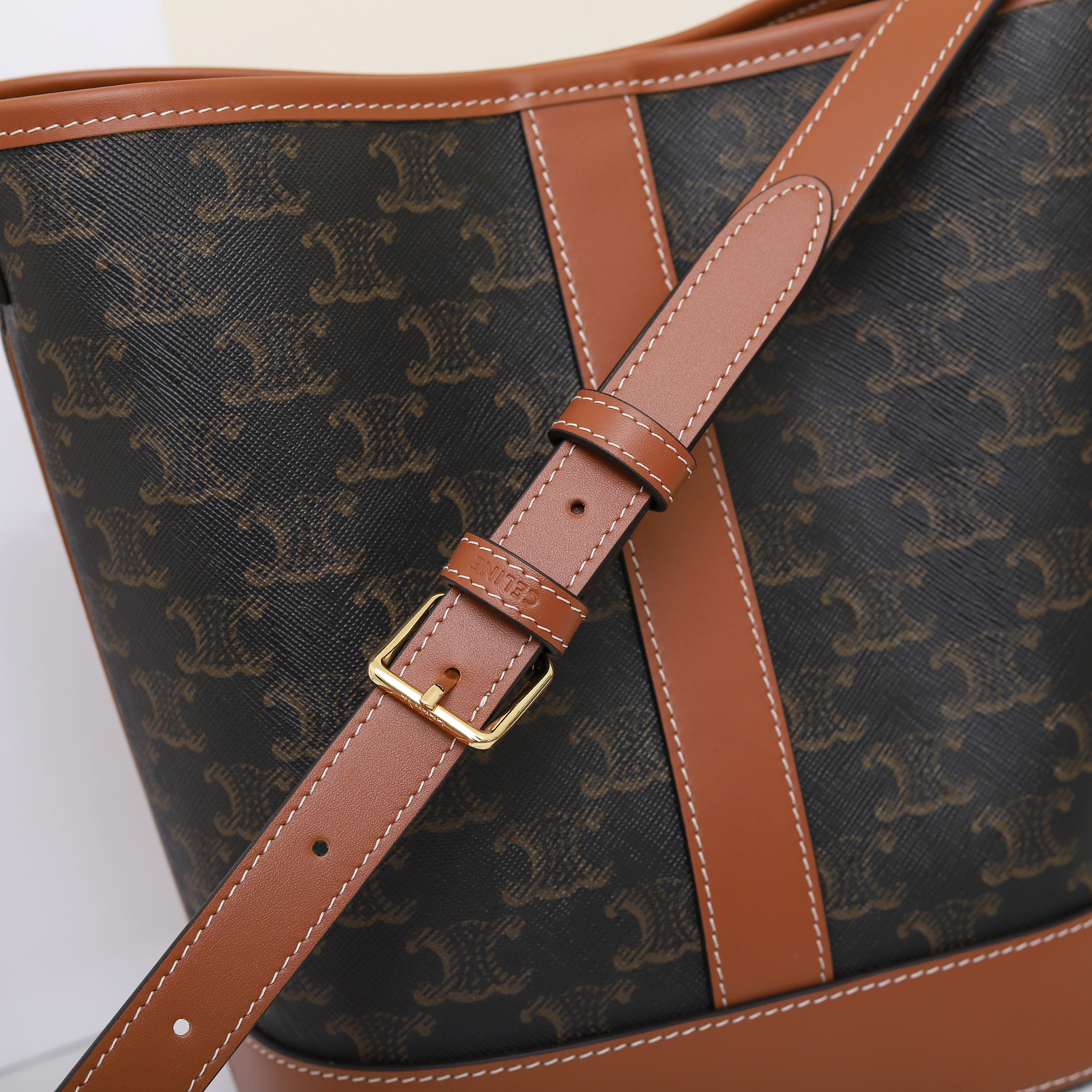 Ce**e SMALL BUCKET IN TRIOMPHE CANVAS AND CALFSKIN 191442 30x22x13cm