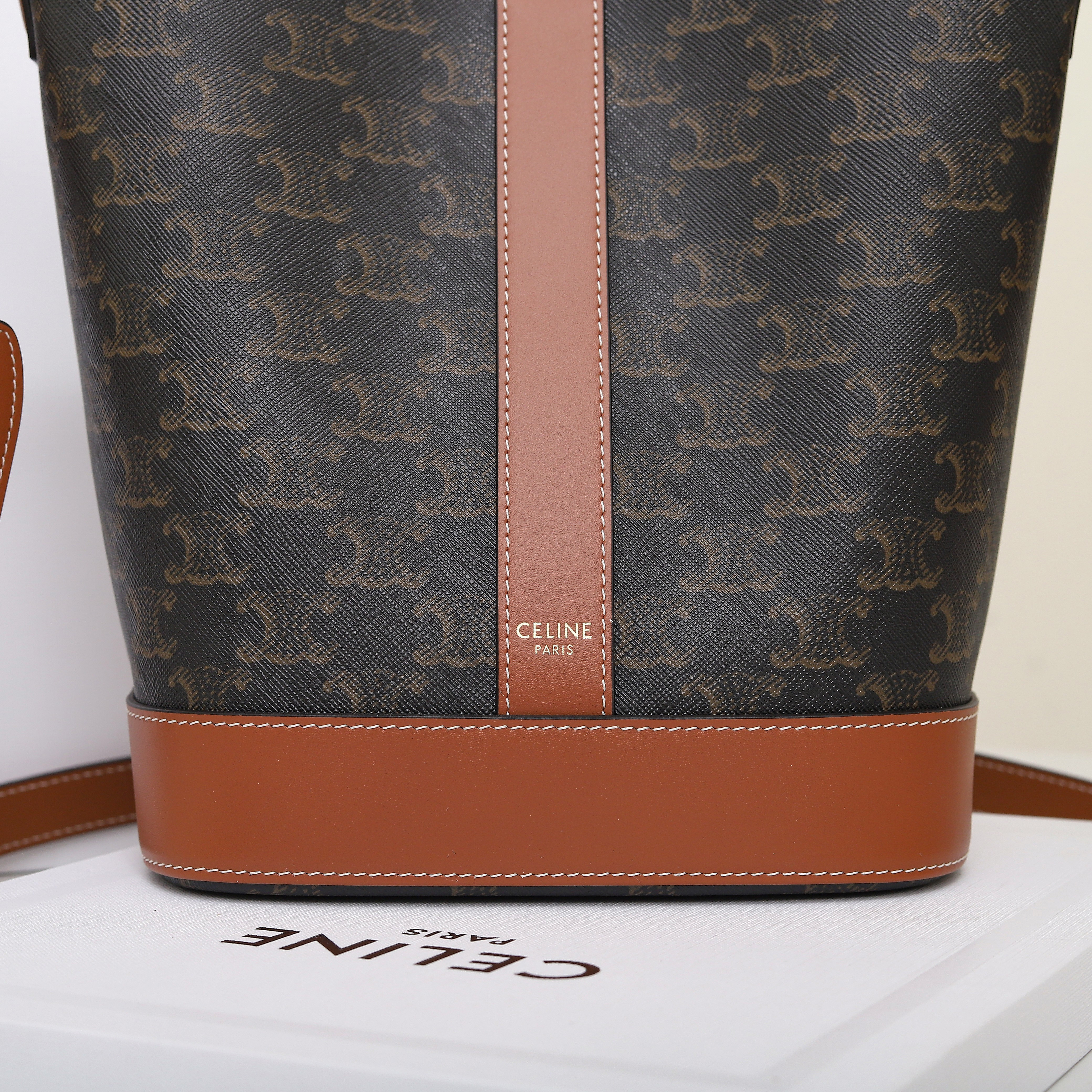 Ce**e SMALL BUCKET IN TRIOMPHE CANVAS AND CALFSKIN 191442 30x22x13cm