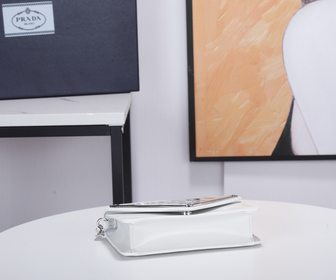 Pra*a White Brushed Leather Shoulder Bag 17x 9.5x3.5cm