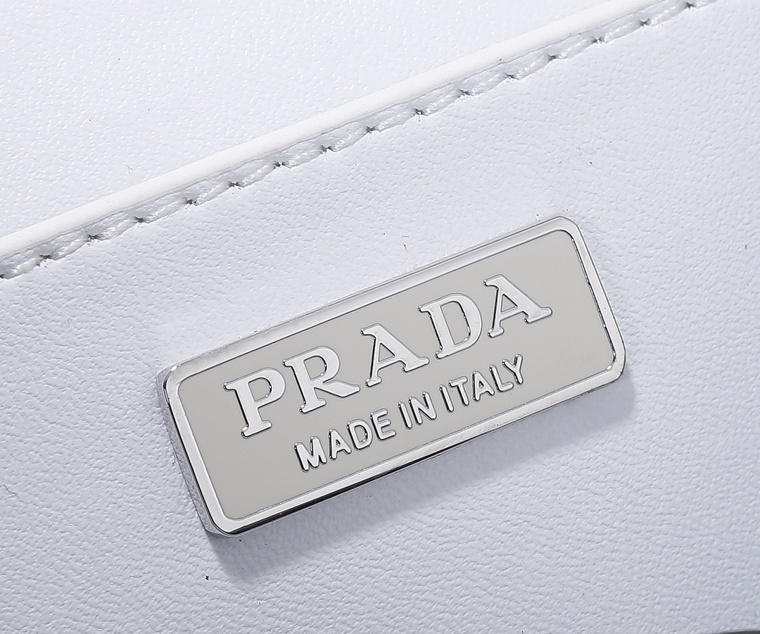 Pra*a White Brushed Leather Shoulder Bag 17x 9.5x3.5cm
