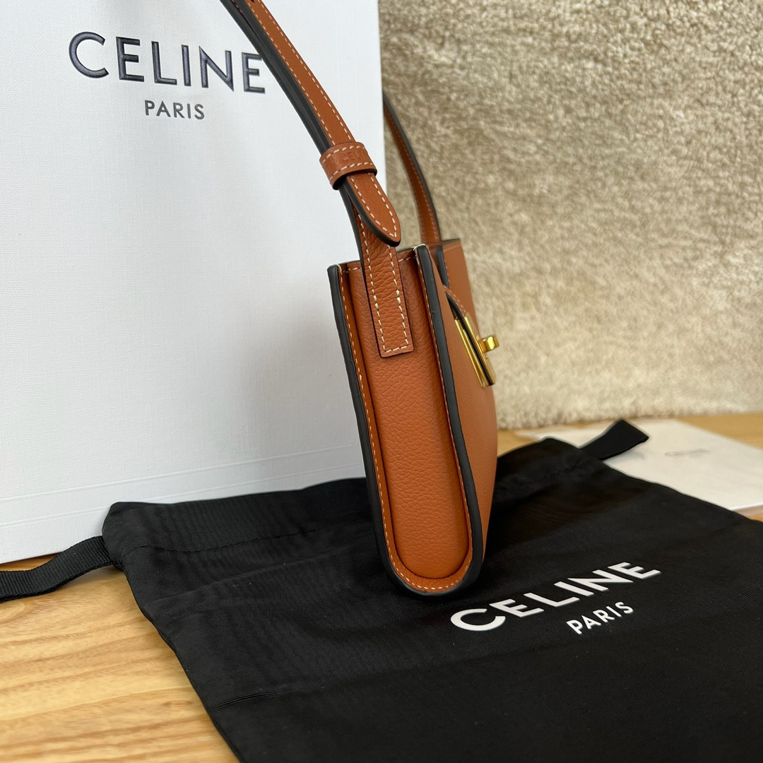 Ce**e 16 STRAP POCHETTE in IN S*pPLE GRAINED CALFSKIN 18.5 x 12 x 3 cm