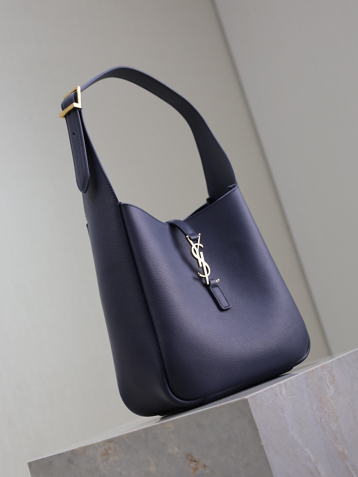 Y*L LE 5 À 7 S*pple small IN GRAINED LEATHER 23x22x8.5cm