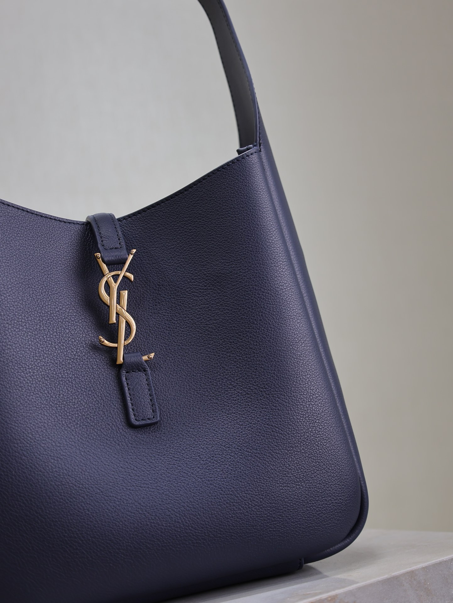 Y*L LE 5 À 7 S*pple small IN GRAINED LEATHER 23x22x8.5cm