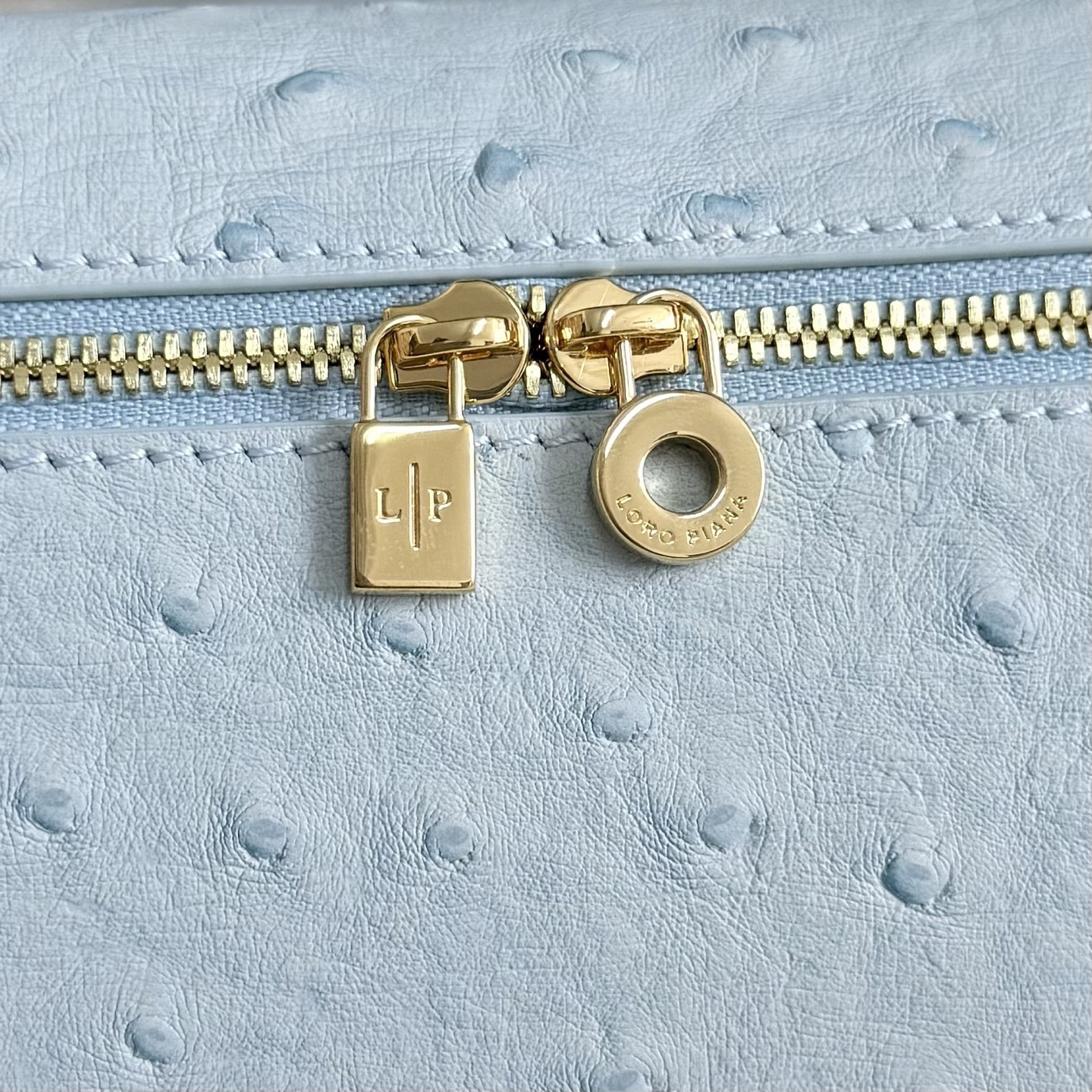 L**o p*ana Extra Pocket L19 Ostrich-grained Leather 11 x 19 x 6.5 cm