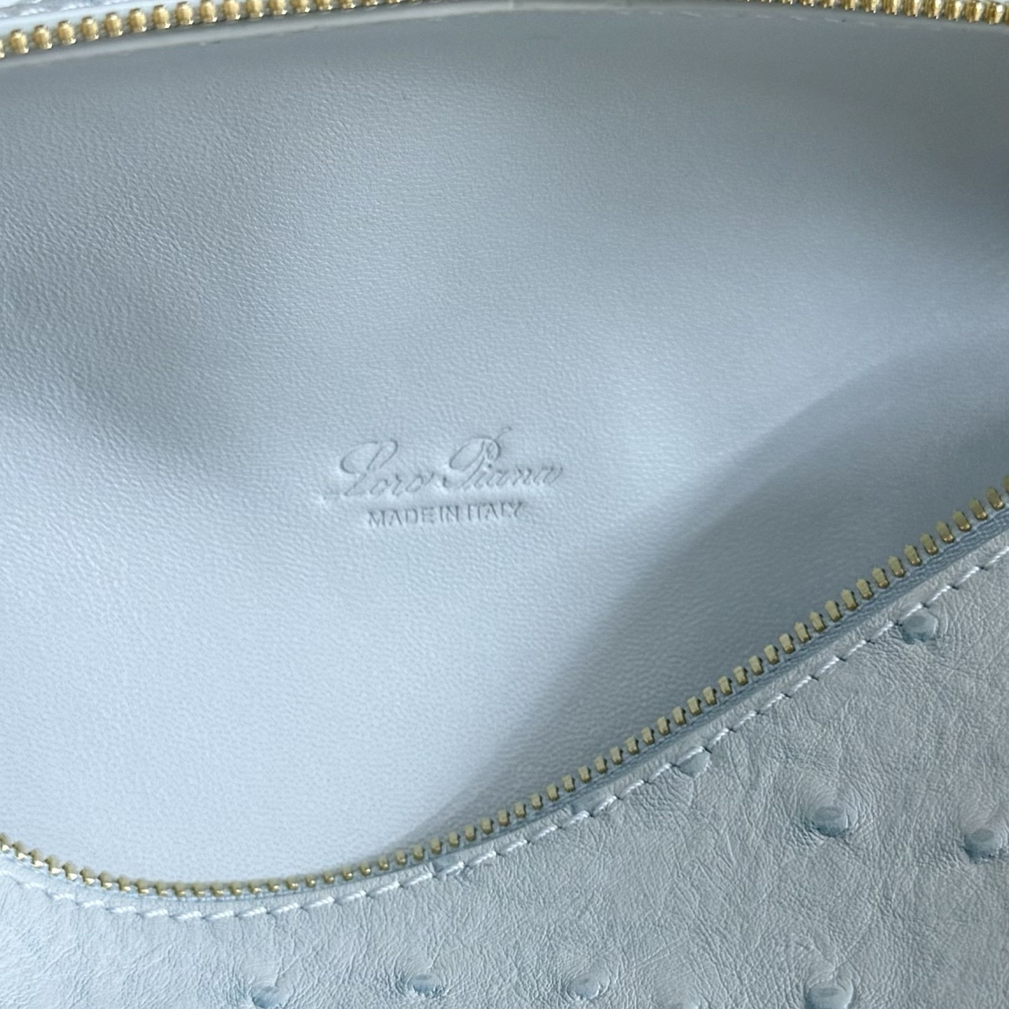 L**o p*ana Extra Pocket L19 Ostrich-grained Leather 11 x 19 x 6.5 cm