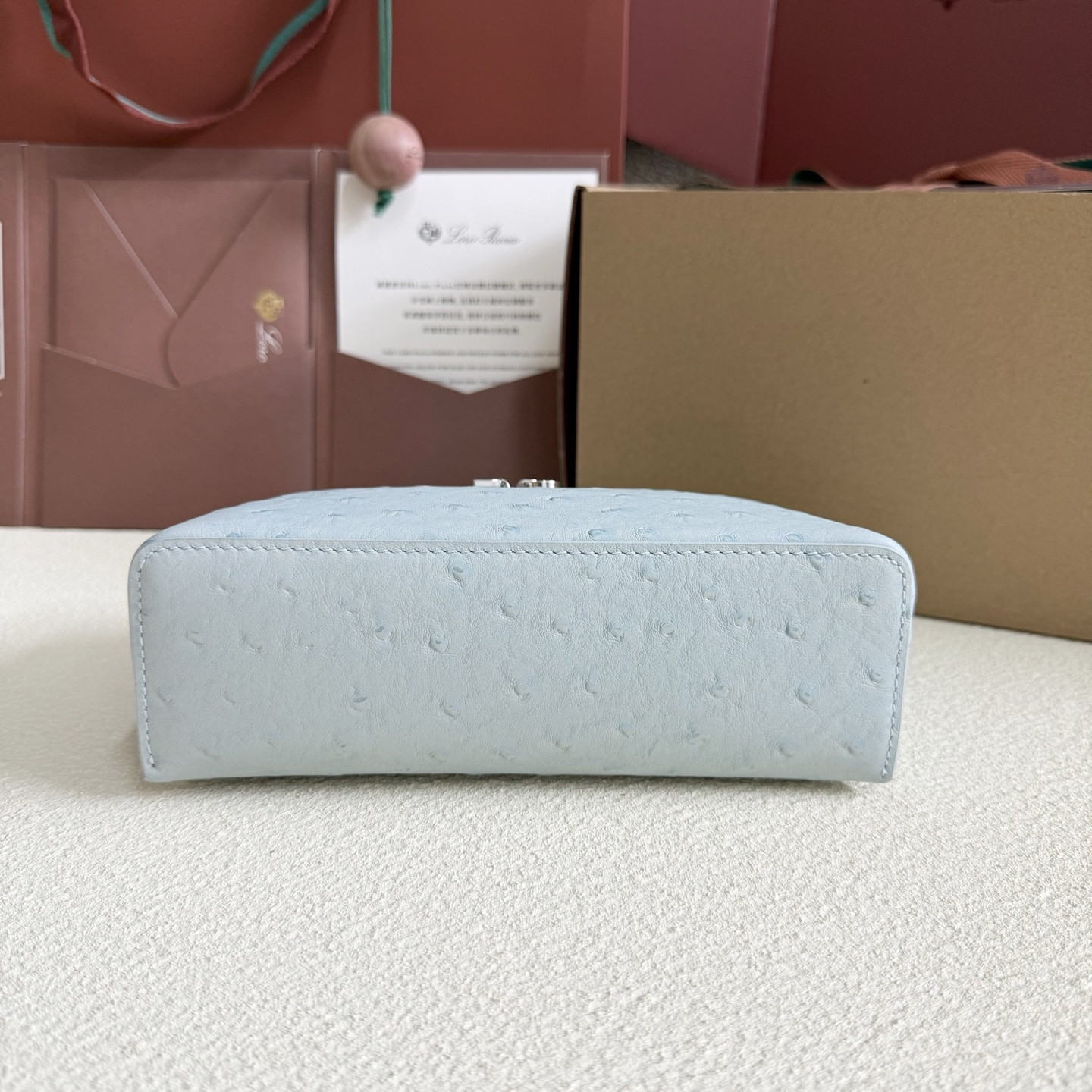 L**o p*ana Extra Pocket L19 Ostrich-grained Leather 11 x 19 x 6.5 cm