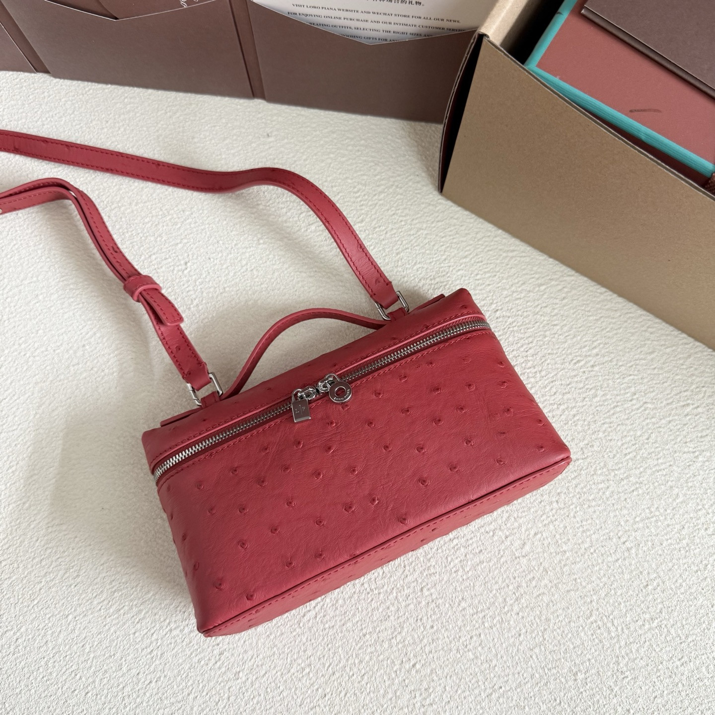 L**o p*ana Extra Pocket L19 Ostrich-grained Leather 11 x 19 x 6.5 cm