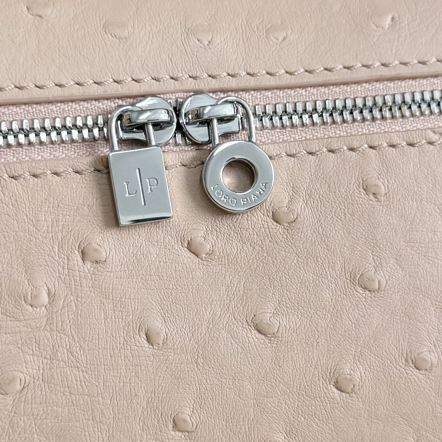 L**o p*ana Extra Pocket L19 Ostrich-grained Leather 11 x 19 x 6.5 cm