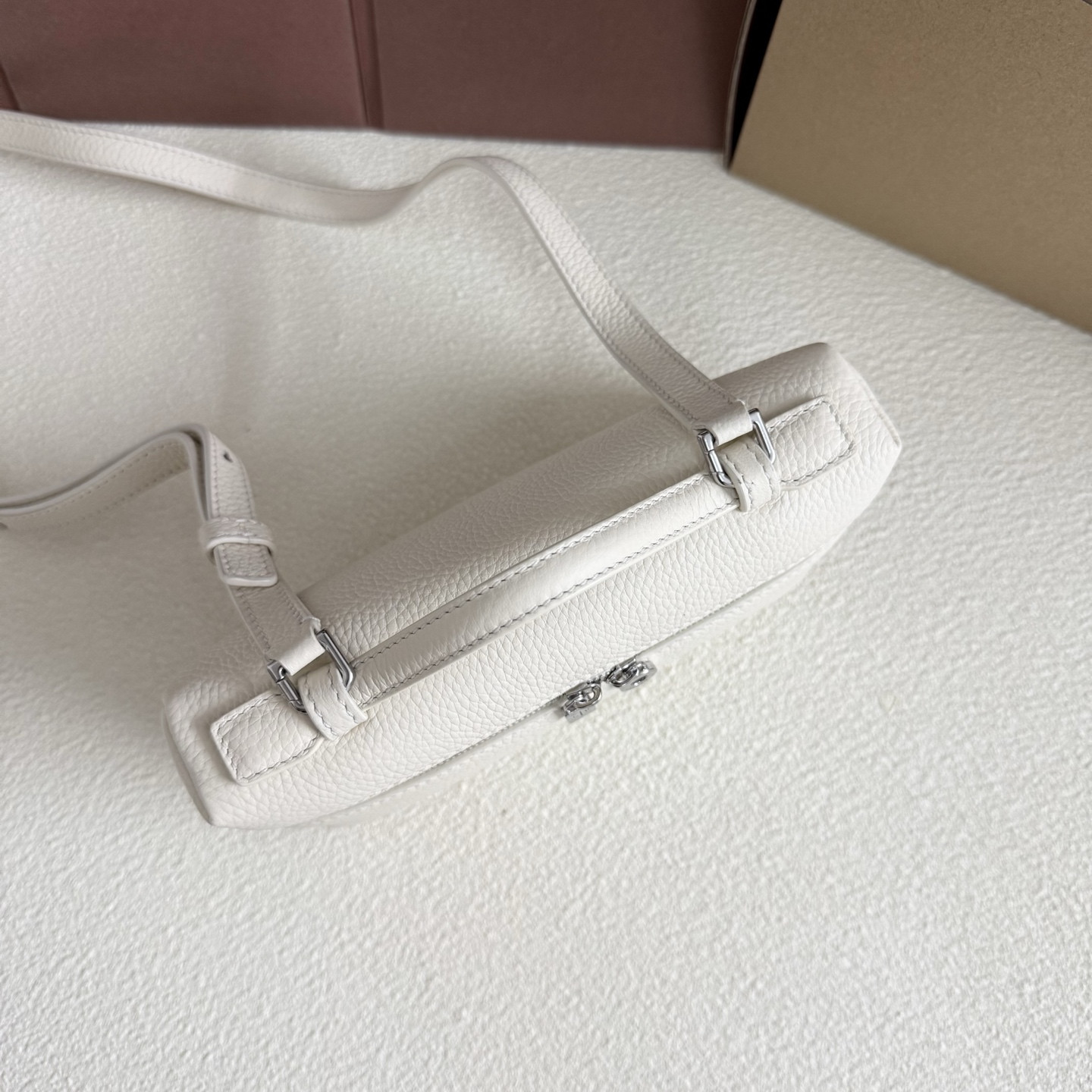 L**o p*ana Extra Pocket L19  Grained Calfskin 11 x 19 x 6.5 cm