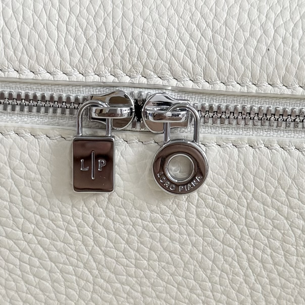 L**o p*ana Extra Pocket L19  Grained Calfskin 11 x 19 x 6.5 cm