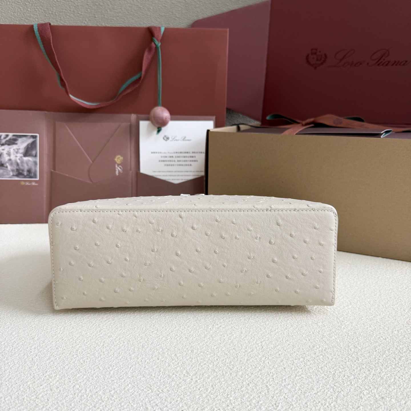 L**o p*ana Extra Pocket L27 Ostrich-grained Leather 16x27x10cm